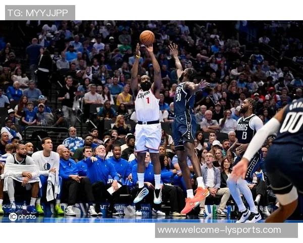 哈登首节表现抢眼轻松拿下11分3篮板2助攻正负值高达14